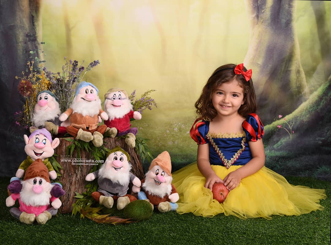 نمونه کار عکاسی کودک با تم سفید برفی در آتلیه کرج